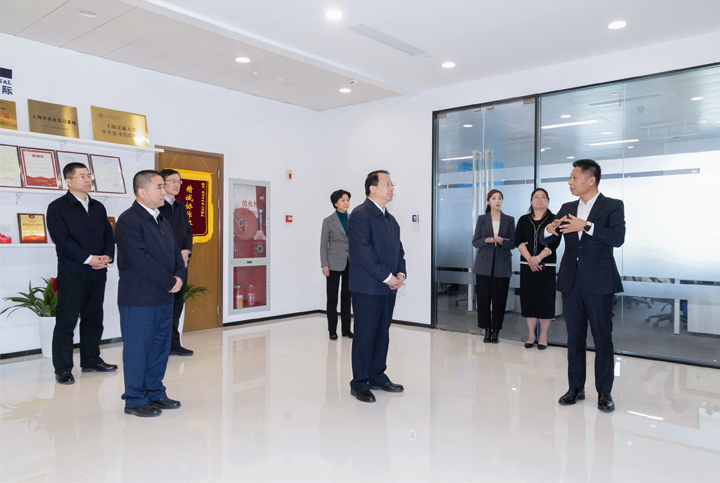 上海市长龚正一行察看AI知名人力资源服务公司凯发k8旗舰国际的AI赋能人力资源数据动态分析平台